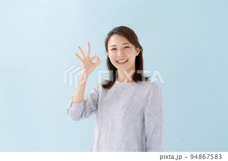 30代女性のポートレート 94867583