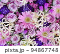 カラフルな秋の花の背景。白い彼岸花とピンクのガーベラのアレンジ 94867748
