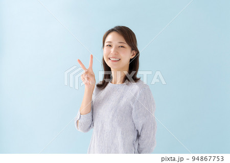 30代女性のポートレート 94867753