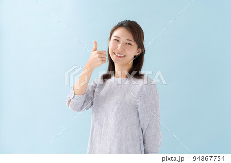 30代女性のポートレート 94867754