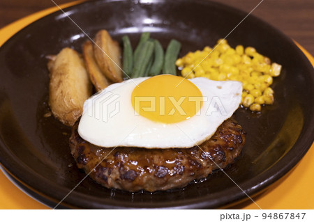 おいしい目玉焼きハンバーグ 94867847
