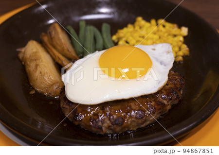 おいしい目玉焼きハンバーグ 94867851