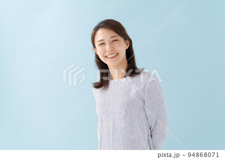 30代女性のポートレート 94868071