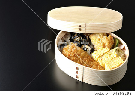 出汁巻き玉子やささみかつ入りの海苔弁を黒背景で撮影 94868298