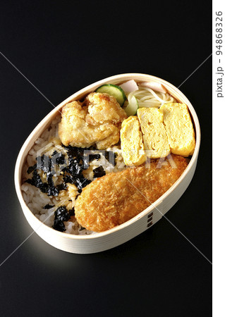 出汁巻き玉子やささみかつ入りの海苔弁を黒背景で俯瞰撮影 出汁巻き玉子やささみかつ入りの海苔弁を黒背景で俯瞰撮影 94868326