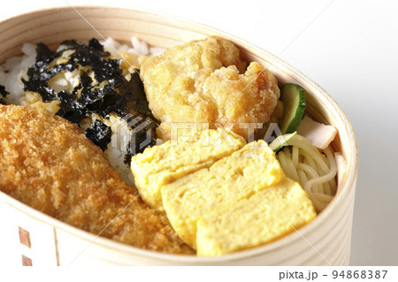 出汁巻き玉子やささみかつ入りの海苔弁を白背景で撮影 94868387