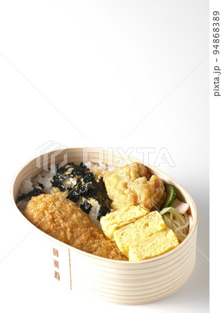 出汁巻き玉子やささみかつ入りの海苔弁を白背景で撮影 94868389