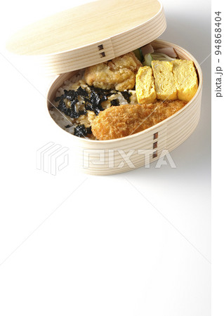 出汁巻き玉子やささみかつ入りの海苔弁を白背景で撮影 94868404