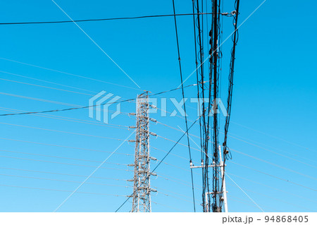住宅街の入り組む電線と高圧送電線を支える送電鉄塔 a-2 ライトトーン 住宅街の入り組む電線と高圧送電線を支える送電鉄塔 a-2 ライトトーン 94868405