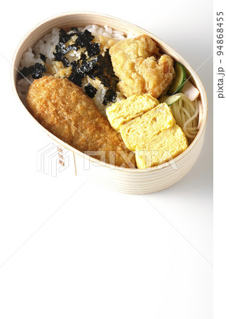 出汁巻き玉子やささみかつ入りの海苔弁を白背景で俯瞰撮影 94868455