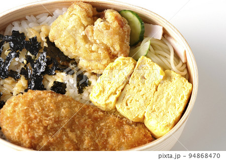 出汁巻き玉子やささみかつ入りの海苔弁を白背景で俯瞰撮影 出汁巻き玉子やささみかつ入りの海苔弁を白背景で俯瞰撮影 94868470