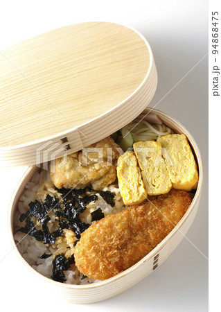 出汁巻き玉子やささみかつ入りの海苔弁を白背景で俯瞰撮影 出汁巻き玉子やささみかつ入りの海苔弁を白背景で俯瞰撮影 94868475