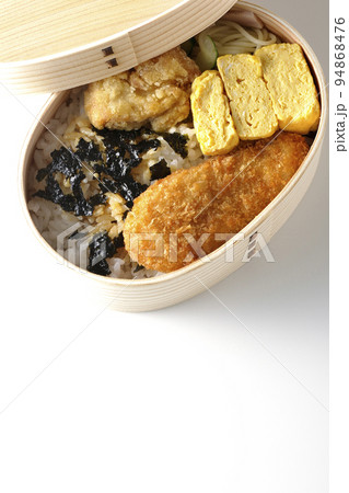 出汁巻き玉子やささみかつ入りの海苔弁を白背景で俯瞰撮影 94868476