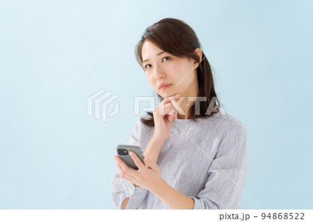 スマホを持つ女性 94868522