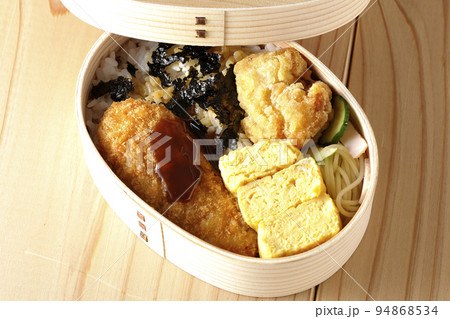 出汁巻き玉子やささみかつ入りの海苔弁を俯瞰で撮影 94868534