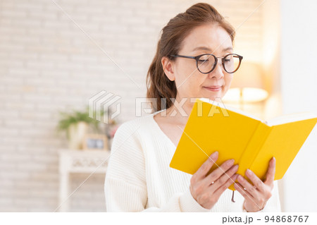 本を読むシニア女性 94868767
