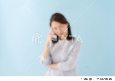 困り顔の女性 94869036