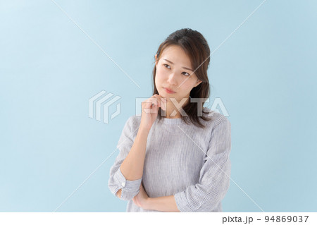困り顔の女性 困り顔の女性 94869037
