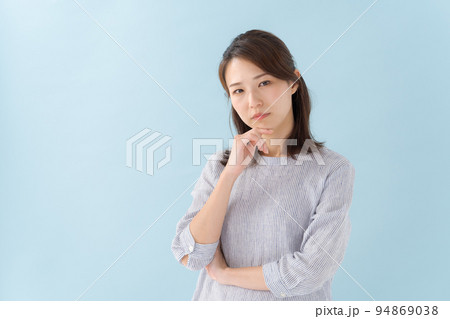 困り顔の女性 94869038