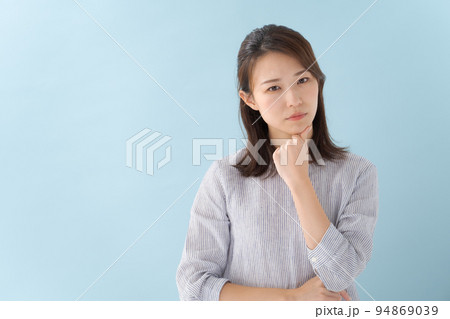 困り顔の女性 94869039