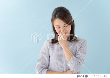 困り顔の女性 困り顔の女性 94869040