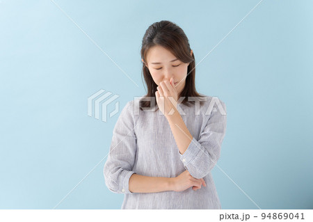 困り顔の女性 94869041