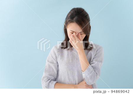 困り顔の女性 94869042