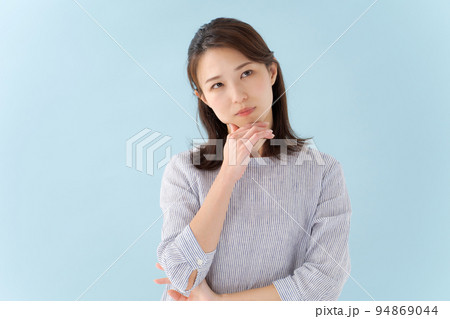 困り顔の女性 94869044