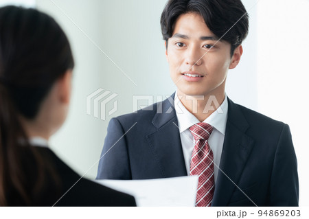 面接を受ける大学生 94869203