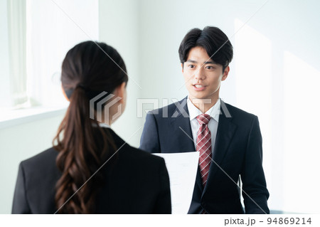 面接を受ける大学生 94869214