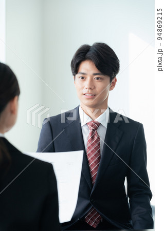 面接を受ける大学生 94869215