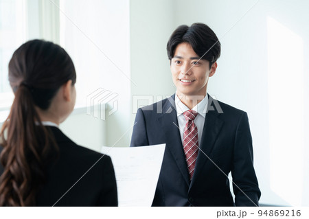 面接を受ける大学生 94869216