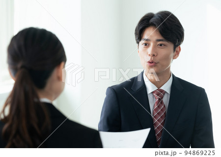 面接を受ける大学生 面接を受ける大学生 94869225