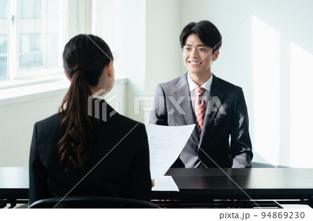 面接を受ける大学生 94869230
