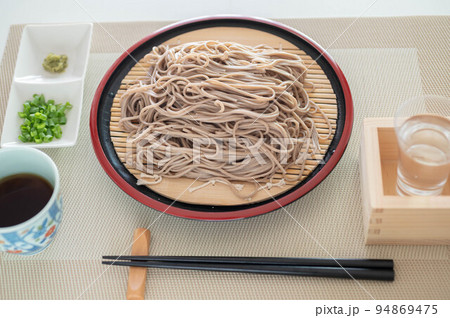 もり蕎麦と日本酒 94869475