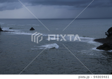 荒れる西伊豆の海 94869481