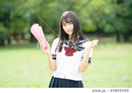 応援する女子高生  94869489