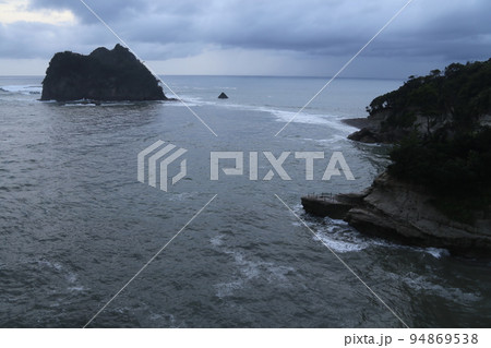 荒れる西伊豆の海 荒れる西伊豆の海 94869538