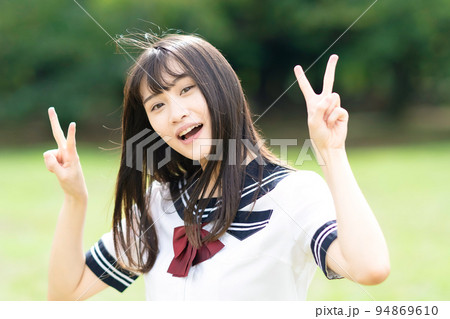 ピースサインをする女子高生 ピースサインをする女子高生 94869610