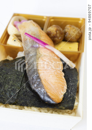 美味しい焼鮭の海苔弁当 94869707