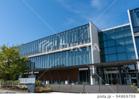 きれいな青空と美しい外観デザインが特徴の金沢地方裁判所｜石川県金沢市 94869709