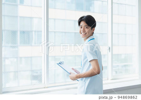 医療介護業界で働く男性のポートレート 医療介護業界で働く男性のポートレート 94869862