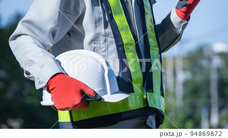 安全ベストを着た作業服姿の男性｜建設業・警備員・ガードマン　イメージ 94869872