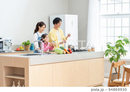 キッチンで料理する仲良しファミリー 94869930