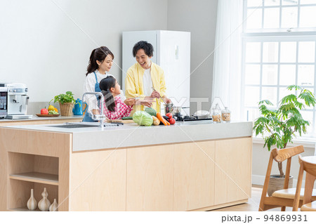 キッチンで料理する仲良しファミリー キッチンで料理する仲良しファミリー 94869931