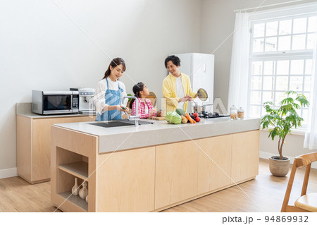 キッチンで料理する仲良しファミリー 94869932