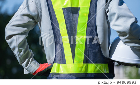 安全ベストを着た作業服姿の男性｜建設業・警備員・ガードマン　イメージ 94869993