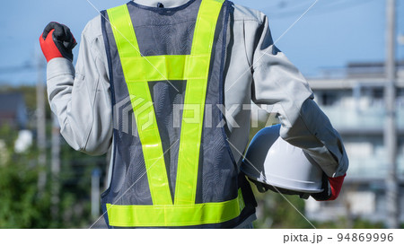 安全ベストを着た作業服姿の男性｜建設業・警備員・ガードマン　イメージ 94869996