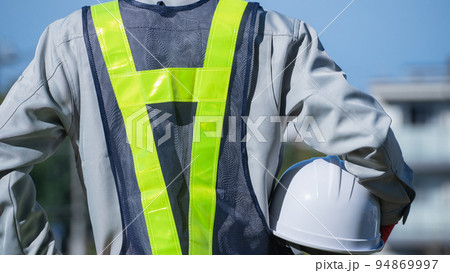 安全ベストを着た作業服姿の男性｜建設業・警備員・ガードマン　イメージ 94869997