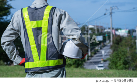 安全ベストを着た作業服姿の男性|建設業・警備員・ガードマン イメージ 安全ベストを着た作業服姿の男性|建設業・警備員・ガードマン イメージ 94869999